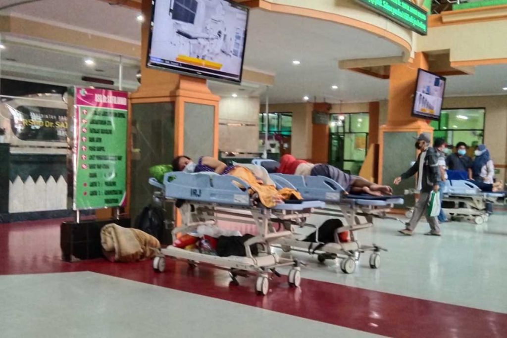 Antrian pasien RSSA. (jaz) - Pekan Ini, Pasien Covid-19 RSSA Melonjak Dua Kali Lipat