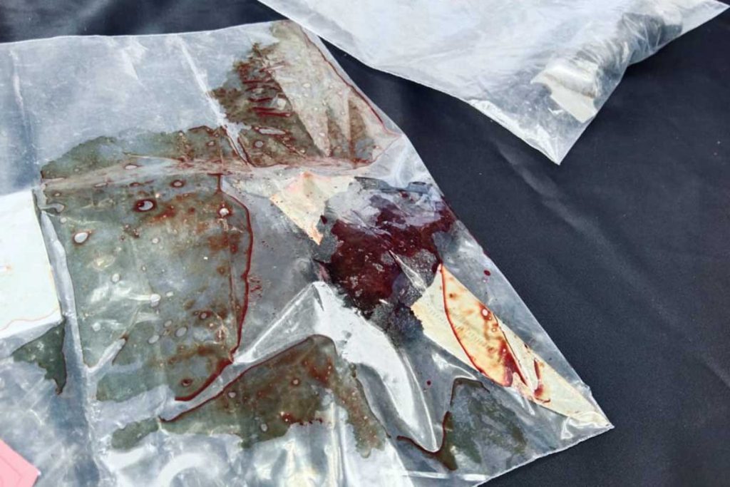 Barang bukti pisau dapur yang digunakan pelaku untuk melukai korban. (jaz) - Rebutan Anak, Suami Tusuk Istri Pertama di Rumah Istri Kedua