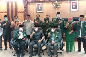 BARIKADE - Barikade Gus Dur Sidoarjo bersama Komisi D DPRD Sidoarjo di ruang Rapat Paripurna usai berdialog soal Menjaga Toleransi dan Menolak Radikalisme Menuju Indonesia Maju, Rabu (09/06/2021) - Barikade Gus Dur Siap Berkolaborasi Dengan Pemkab Sidoarjo Berantas Aliran Radikal