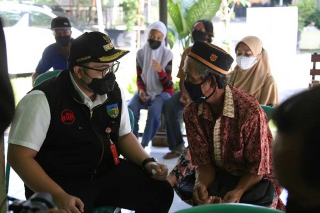 Begitu datang, Mas Bup langsung meninjau tempat pelayanan yang ada di luar ruangan yaitu joglo balai desa - Mas Bup Tunaikan Janjinya Berkantor di Balai Desa Tulungrejo
