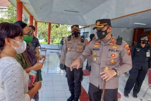 Buher meninjau proses vaksinasi. (ist) - Polresta Makota Vaksin 3000 dalam Sepekan