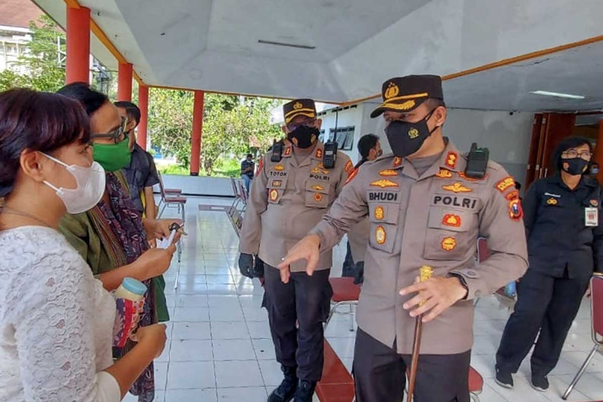 Buher meninjau proses vaksinasi. (ist) - Polresta Makota Vaksin 3000 dalam Sepekan