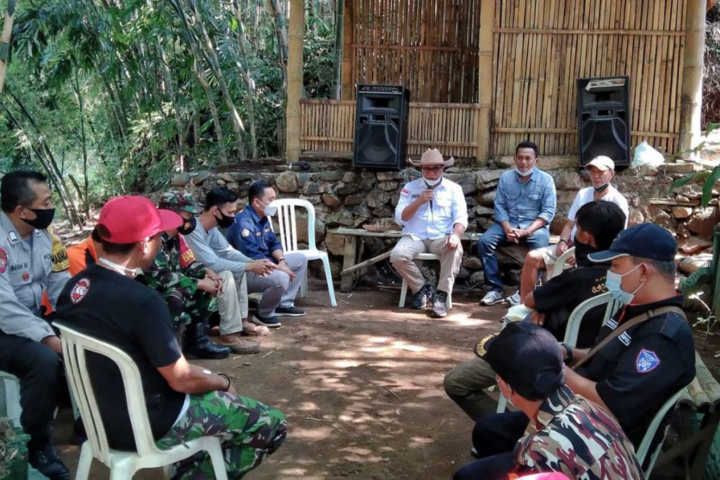 Bung Edi melakukan audiensi dengan masyarakat sekitar Wisata Air Madyopuro. (jaz) - Bung Edi Ajak Perbaiki Lingkungan Sekitar Sungai Madyopuro