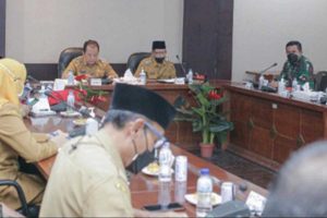 Bupati Hendy beserta Wabup Gus Firjaun saat Rapat Koordinasi di Kantor Pemkab Jember. (ist) - Pemkab Jember Siapkan Anggaran Rp150 Miliar Tekan Penyebaran Covid-19