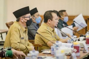 Bupati Hendy dan Wabup Gus Firjaun beserta Forkopinda saat Rakor Pencegahan Covid -19 di Pendopo Wahyawibagraha. (ist) - Bupati Hendy Perkuat RT/RW dalam Pencegahan Covid -19