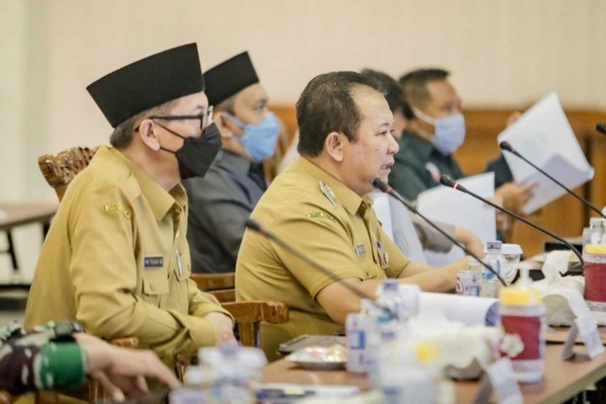 Bupati Hendy dan Wabup Gus Firjaun beserta Forkopinda saat Rakor Pencegahan Covid -19 di Pendopo Wahyawibagraha. (ist) - Bupati Hendy Perkuat RT/RW dalam Pencegahan Covid -19