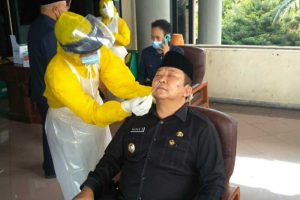 Bupati Hendy menjalani swab antigen di Gedung DPRD. (ist) - Satu Anggota Dewan Jember Positif Covid-19, DPRD Semi Lockdown