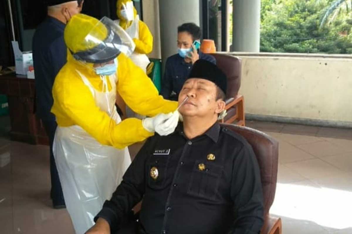 Bupati Hendy menjalani swab antigen di Gedung DPRD. (ist) - Satu Anggota Dewan Jember Positif Covid-19, DPRD Semi Lockdown