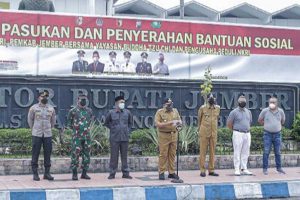 Bupati Hendy saat memimpin apel gelar pasukan dan penyerahan bantuan sosial di depan kantor Bupati Jember. (ist) - Pemkab Jember Salurkan Bansos 30 Ton Beras untuk Warga Terdampak Covid-19
