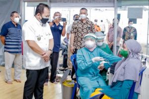 Bupati Hendy saat meninjau pelaksanaan vaksinasi covid-19 di RS Paru. (ist) - Kolaborasi Pemkab Jember - Pemprov Jatim Gencar Vaksinasi Tekan Penyebaran Covid-19