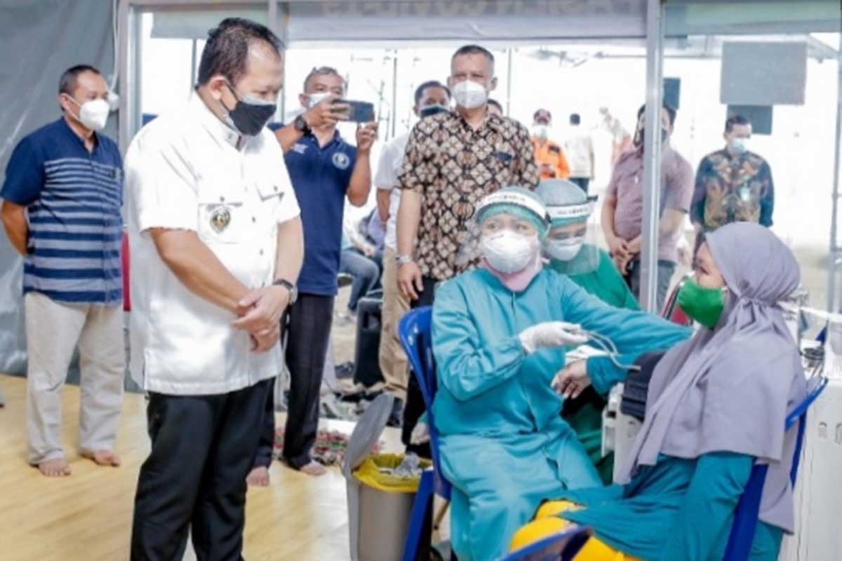 Bupati Hendy saat meninjau pelaksanaan vaksinasi covid-19 di RS Paru. (ist) - Kolaborasi Pemkab Jember - Pemprov Jatim Gencar Vaksinasi Tekan Penyebaran Covid-19
