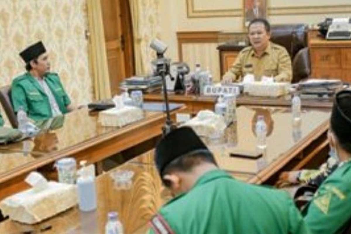 Bupati Jember Hendy Siswanto melakukan pertemuan resmi bersama Gerakan Pemuda (GP) Ansor Kencong. (ist) - Bupati Pinta GP Ansor Jadi Pelopor Memajukan Jember