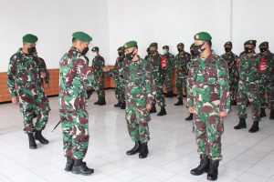 Dandim 0833 berpesan kepada anggota yang diberangkatkan ke Papua Barat. (ist) - Kodim 0833 Kota Malang Kirim Dua Aparat Teritorial Ke Papua Barat