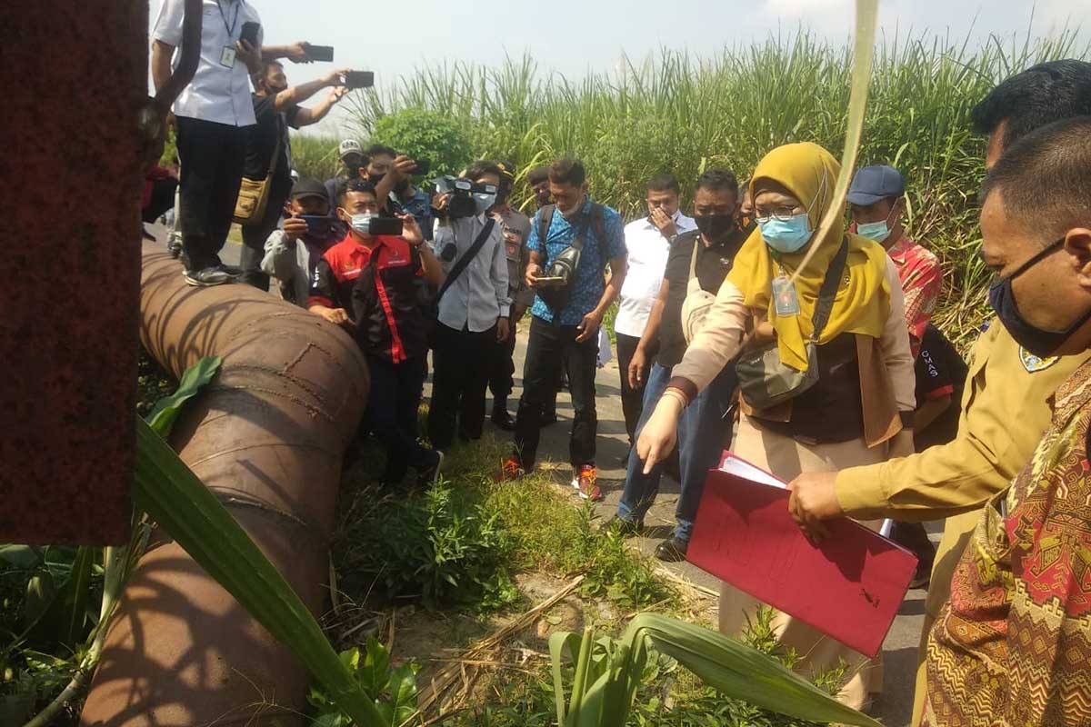 Dibawah terik matahari, Ketua majelis hakim Pengadilan Negeri Kabupaten Kediri, Lila Sari SH. MH mencocokkan batas-batas tanah yang menjadi obyek sengketa antara para pihak - PN Kabupaten Kediri Sidang PS Sengketa Kades Jambean Vs PG Ngadirejo