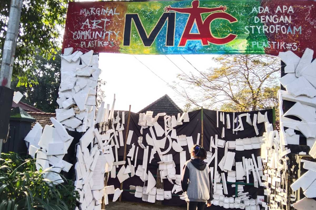 Display setting pintu masuk Marginal Art Community. (jaz) - Marginal Art Community Angkat Styrofoam Bernilai Lebih