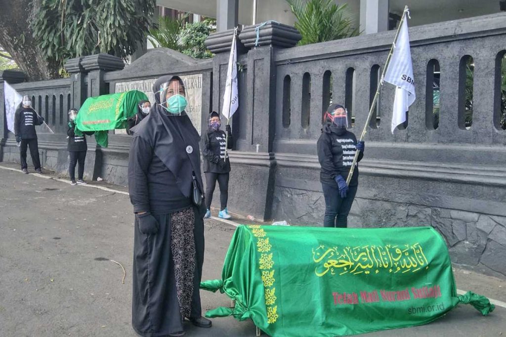 Dua keranda yang diusung SBMI. (jaz) - Kirim Dua Keranda Mayat, SBMI Tuntut Pemkot Selesaikan Kasus PT CKS