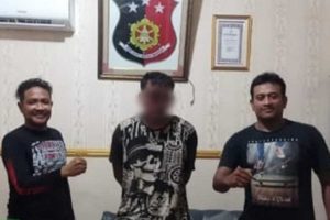 ES (tengah), saat diamankan petugas Polsek Sokobanah, Kamis (24/6/2021). (ist) - Maling Pajero Keok Ditangan Polsek Tanjungbumi Bangkalan