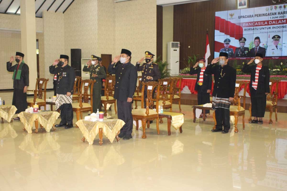 Forkopimda Jember mengikuti upacara virtual. (ist) - Upacara Virtual Peringatan Hari Lahir Pancasila Dihadiri Forkopimda Jember
