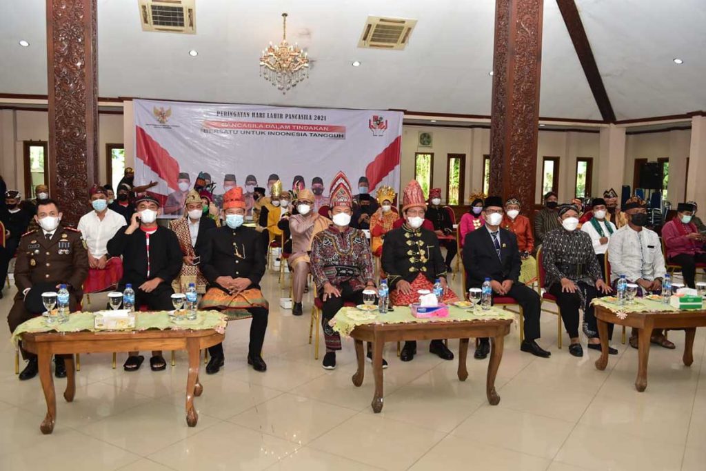 Peringatan Hari Lahir Pancasila, Forkopimda Lamongan Nampak Kenakan Baju Adat