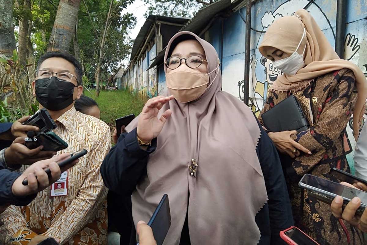 Hikmah Bafakih, didampingi Andriyanto dan Ramliyanto, ketika diwawancarai awak media. (ws2) - Pelapor SMA SPI Kota Batu Bertambah 21 Orang - Komisi E DPRD dan Pemprov Jatim Sidak SPI