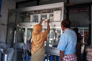 Inspeksi kesehatan lingkungan depo air minum. (ist) - Waspadai Penyakit Berbasis Lingkungan di Masyarakat