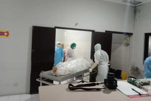 Jenazah Oscar saat hendak dibawa ke ruang autopsi - Gara-gara Pinjaman Online, Pria di Tulungagung Bunuh Diri