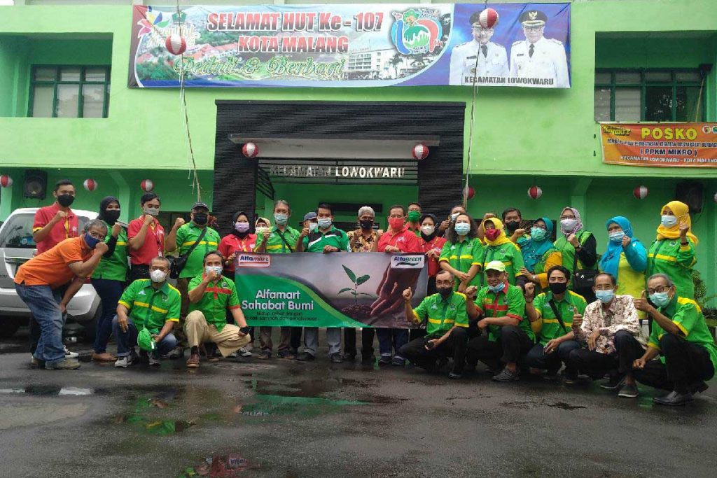 Kader Lingkungan Kota Malang, Camat Lowokwaru bersama tim Alfamart. (rhd) - Alfamart Gandeng Kader Lingkungan Kota Malang Tanam Ratusan Pohon di Lowokwaru