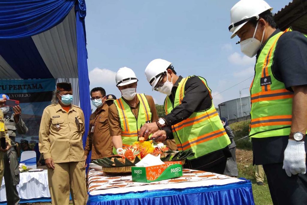 Kadisdikbud Kota Malang, Suwarjana, mendampingi Walikota Malang dalam pemotongan tumpeng. (jaz) - Target Januari 2021 SMPN 30 Mulyorejo Siap Ditempati
