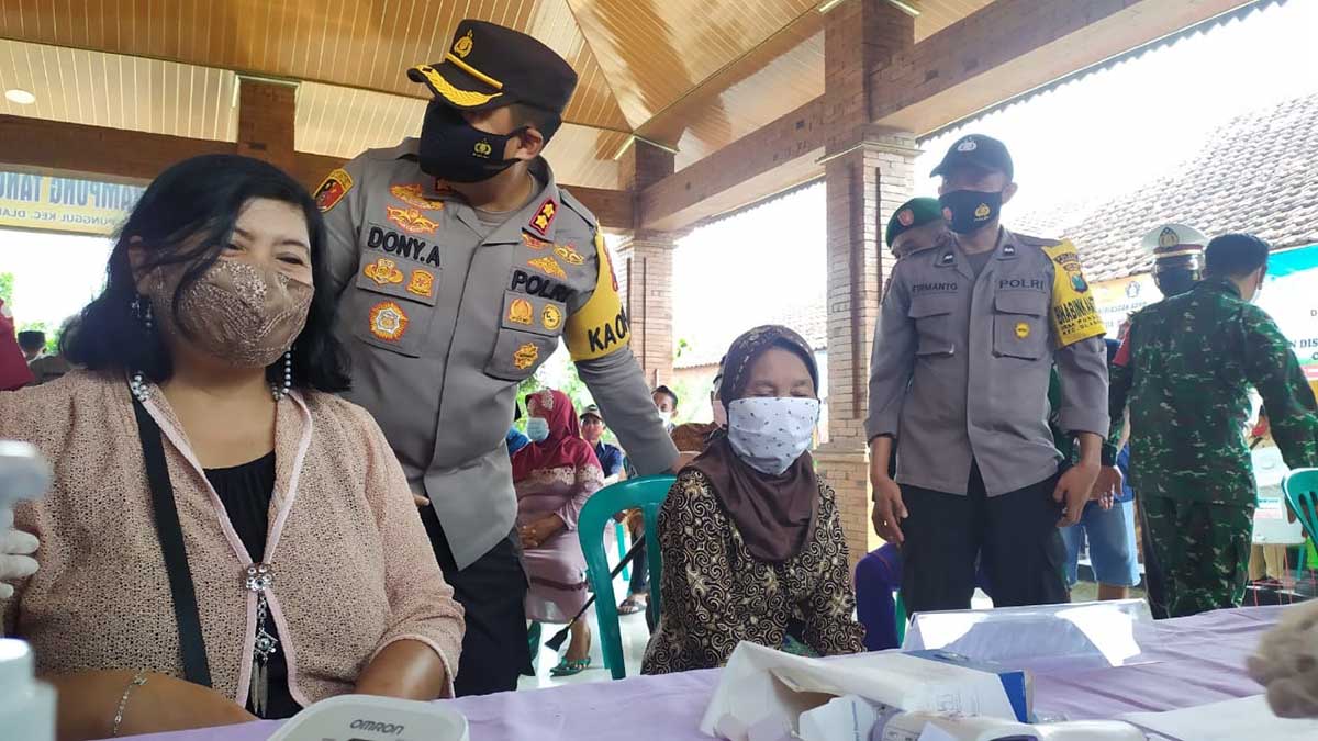 Kapolres Mojokerto meninjau proses vaksinasi lansia - Program Jemput Bola, Sukseskan Vaksinasi Lansia