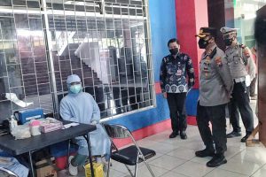 Kapolresta Malang Kota, AKBP Budi Hermanto SIK MSi meninjau proses vaksinasi. (ist) - Arema Police Sobo Kelurahan Polresta Makota Berikan Fasilitas Vaksinasi