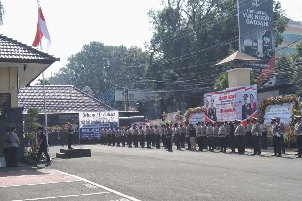 Kapolresta Malang Kota, AKBP Budi Hermanto SIK MSi, pimpin apel. (jaz) - Kapolresta Malang Kota yang Baru Tiba di Bhumi Arema