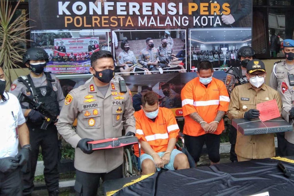 Kapolresta ditemani Walikota Malang dalam konferensi pers. (jaz) - Aniaya Karyawan, Bos The Nine Terancam Bui Sembilan Tahun