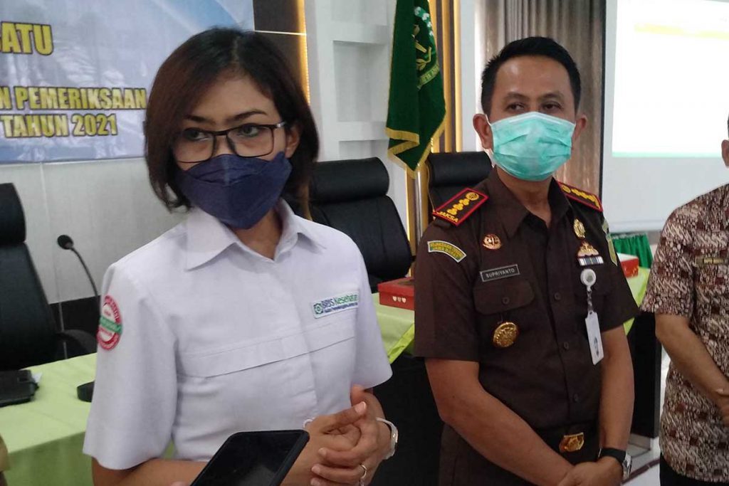 Kepala BPJS Kesehatan Cabang Malang bersama Kejari Batu menjawab pertanyaan awak media. (rhd) - BPJS Kesehatan Cabang Malang Gandeng Kejari Batu Tingkatkan Kepatuhan Badan Usaha