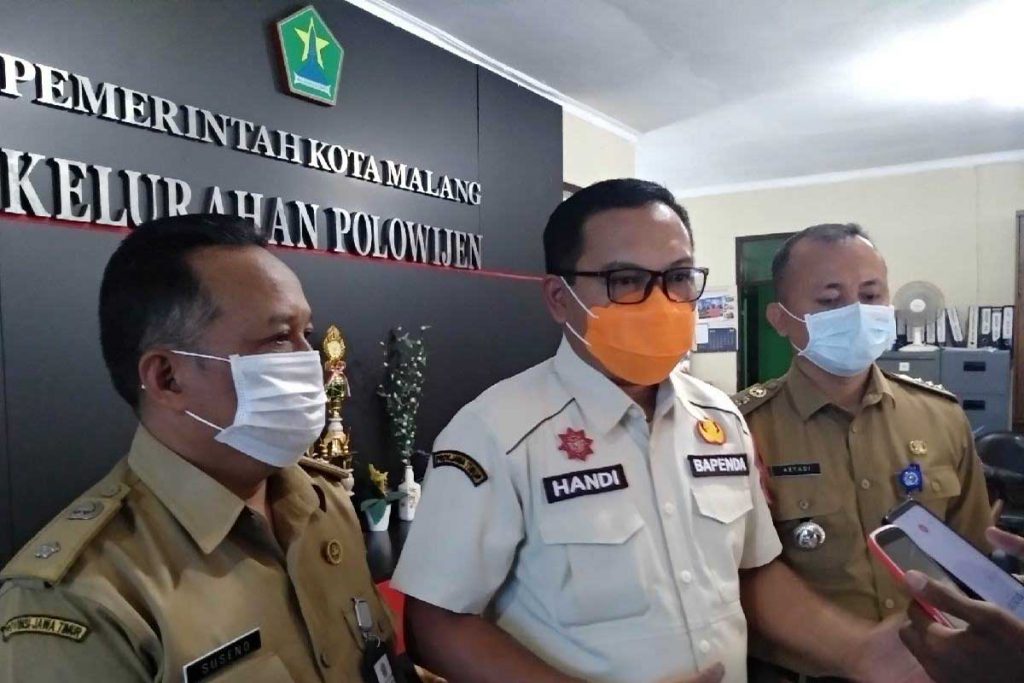 Kepala Bapenda Kota Malang didampingi Lurah Polowijen dan Camat Blimbing. (rhd) - Masyarakat Serbu Bapenda Sambang Kelurahan Torehkan Omzet Ratusan Juta