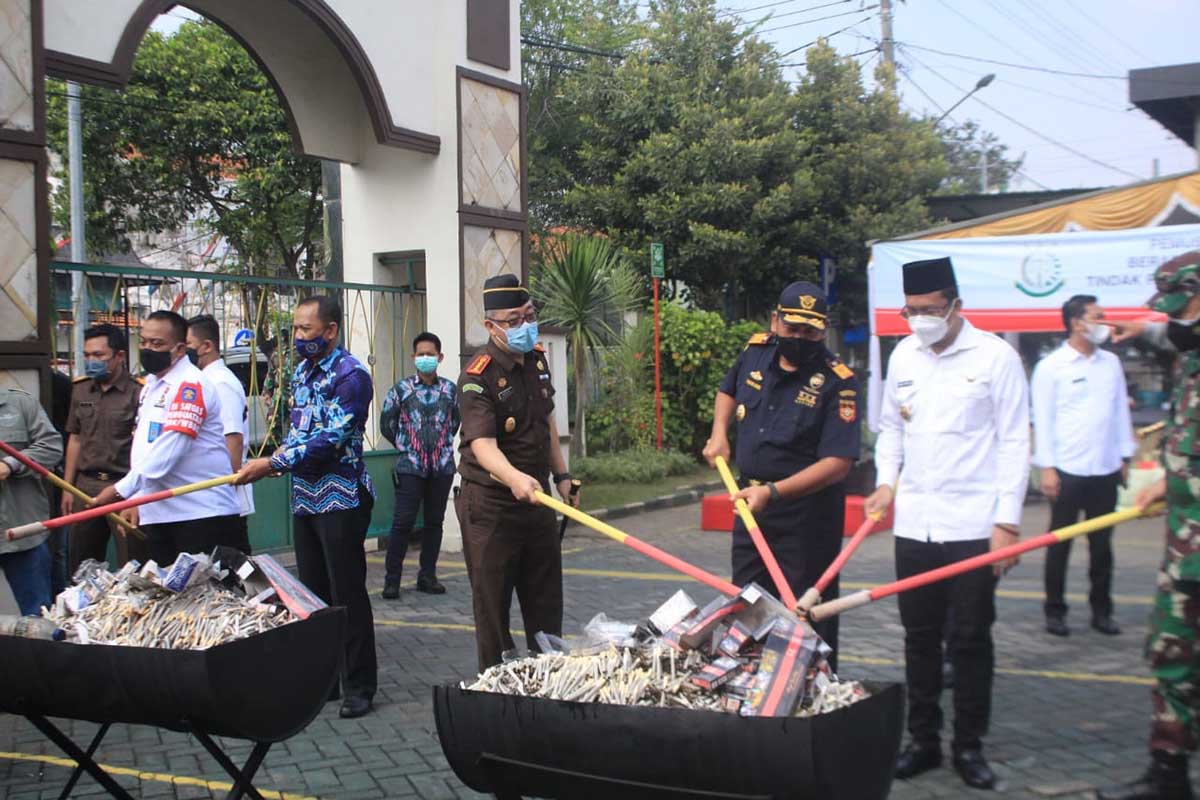 MUSNAHKAN - Kepala Kejari Sidoarjo, Arief Zahrulyani dan Bupati Sidoarjo, Ahmad Muhdlor Ali (Gus Muhdlor) bersama Forkopimda memusnahkan barang bukti sabu-sabu 30,9 kilogram, pil Double L, ganja dan ribuan rokok di halaman Kejari Sidoarjo, Rabu (09/06/2021) - Kejari Sidoarjo Musnahkan 30,9 Kilogram Sabu-Sabu