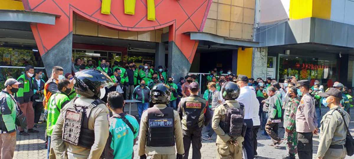 Kerumunan di McDonald's Surabaya. (ist) - McDonald's Surabaya Tutup Sementara Akibat Kerumunan BTS Meal