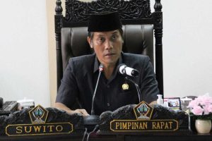 Ketua DPRD Kabupaten Blitar Suwito memimpin Rapat Paripurna dengan agenda Penyampaian Penjelasan Bupati Blitar terhadap Rancangan Peraturan Daerah Tentang Pertanggungjawaban Pelaksanaan APBD Tahun Anggaran 2020 - Dewan Soroti Pemkab Blitar Lamban Serap APBD