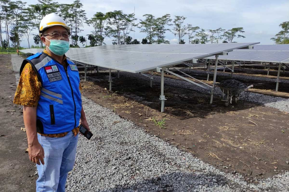 Ketua Pengawas Proyek PLTS ITN, Dr Ir Widodo PM, mengecek kondisi panel surya sebelum diujicobakan. (rhd) - ITN Malang Uji Coba PLTS 500 Kilo Watt, Penuhi Kebutuhan Listrik Kampus 2