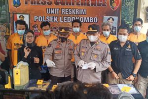Konferensi pers Polsek Ledokombo. (ist) - Reskrim Ledokombo Bekuk Pelaku Mesum Perampasan HP