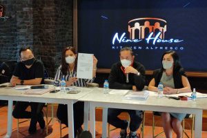 Kuasa The Nine Building dan The Nine House Kitchen Alfresco menunjukkan surat laporan ke Polresta Malang Kota. (rhd) - The Nine House Kitchen Alfresco Laporkan Balik MT Kasus Dugaan Penggelapan