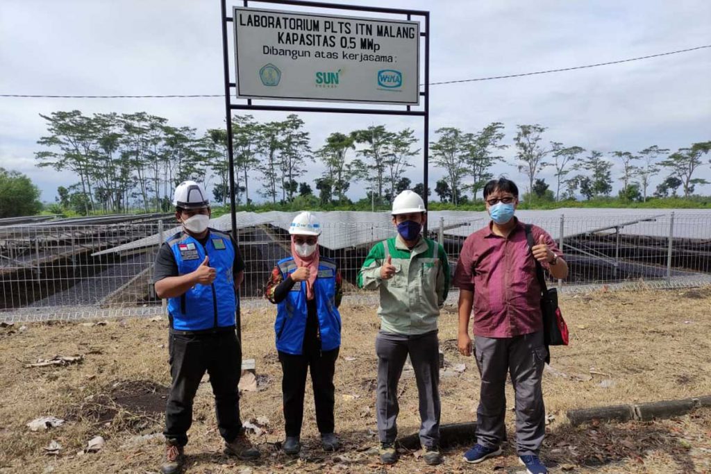 Kukuh Prasetyo, Umi Umaroh, Tri Nugroho dan Ari Wibisono, didepan area PLTS ITN. (rhd) - ITN Malang Uji Coba PLTS 500 Kilo Watt, Penuhi Kebutuhan Listrik Kampus 2