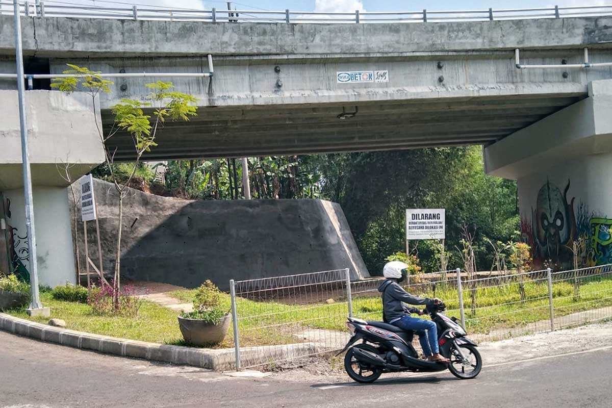 Lahan yang bakal dijadikan lapangan basket dan skateboard. (jaz) - Wacana Tiga Fasum di Bawah Jembatan Kedungkandang