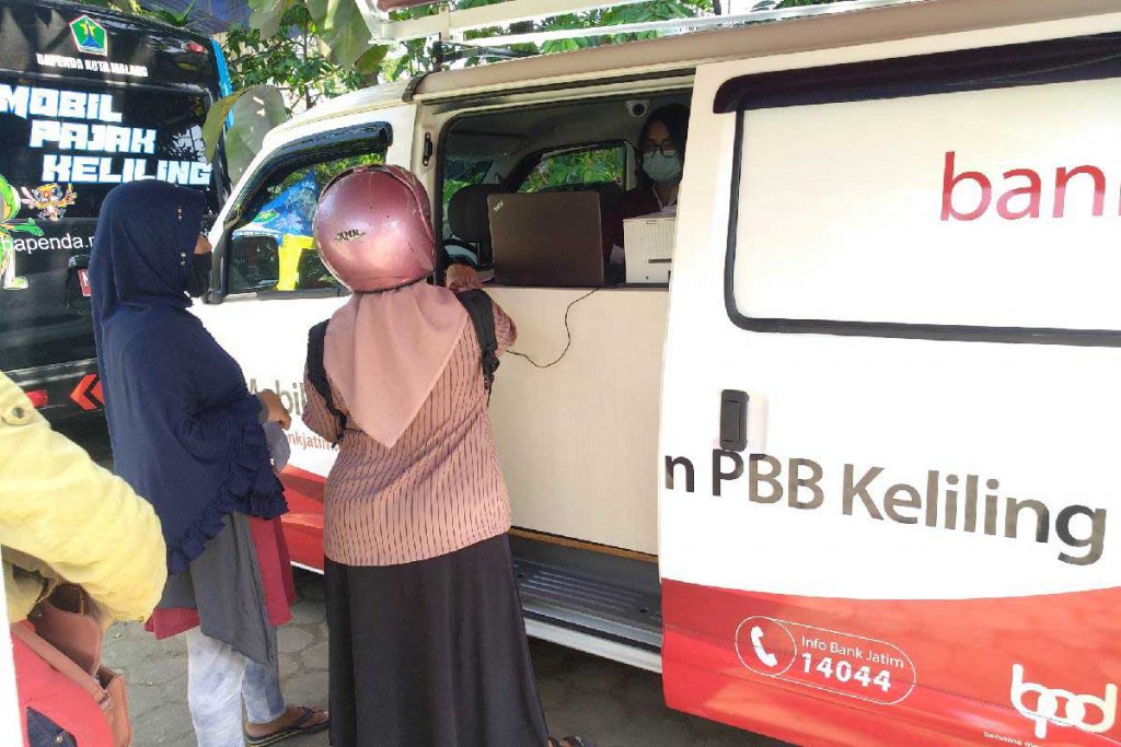 Masyarakat antri bayar PBB di mobile Bank Jatim dan Bapenda Kota Malang. (rhd) - Masyarakat Serbu Bapenda Sambang Kelurahan Torehkan Omzet Ratusan Juta