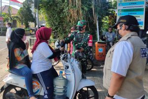 Mbak-mbak tak bermasker dan helm terjaring operasi. (ist) - Tak Bermasker dan Helm, Mbak-mbak Terjaring Operasi di Mulyorejo