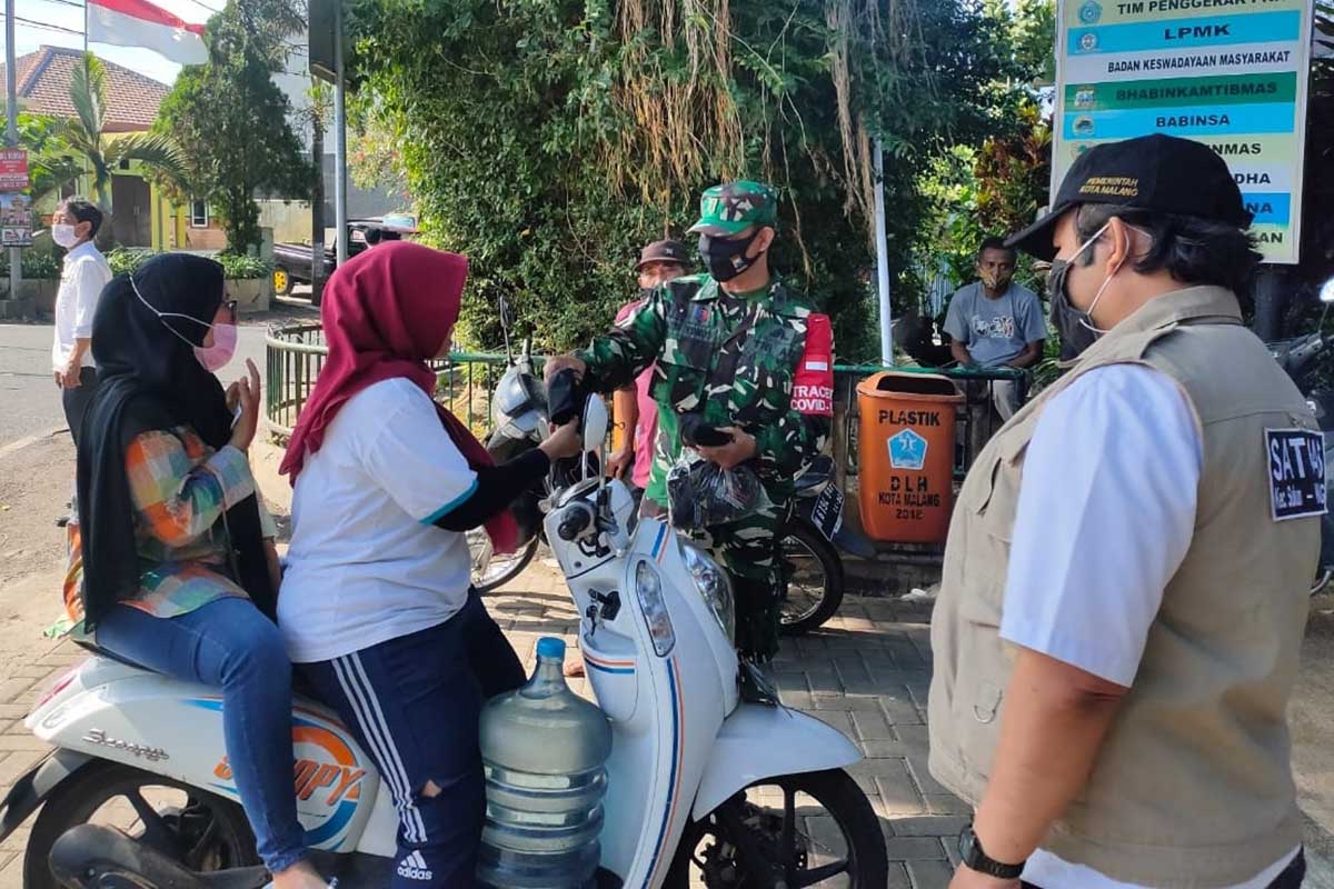 Mbak-mbak tak bermasker dan helm terjaring operasi. (ist) - Tak Bermasker dan Helm, Mbak-mbak Terjaring Operasi di Mulyorejo