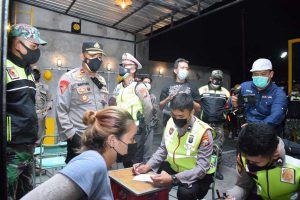 LANGGAR - Operasi Yustisi di kawasan JL KH Mas’ud, Kecamatan Buduran, Sidoarjo, petugas gabungan mendapati sejumlah kafe, warung dan pengunjung melebihi waktu operasional pukul 22.00 WIB hingga mereka langsung diberi sanksi, Senin (29/06/2021) malam - Operasi Yustisi Sasar Kafe dan Warung
