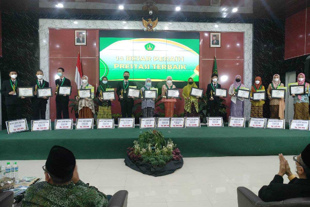 Para siswa berprestasi menerima penghargaan dan beasiswa. (rhd) - MTsN 1 Kota Malang Lepas 363 Siswa Kelas 9