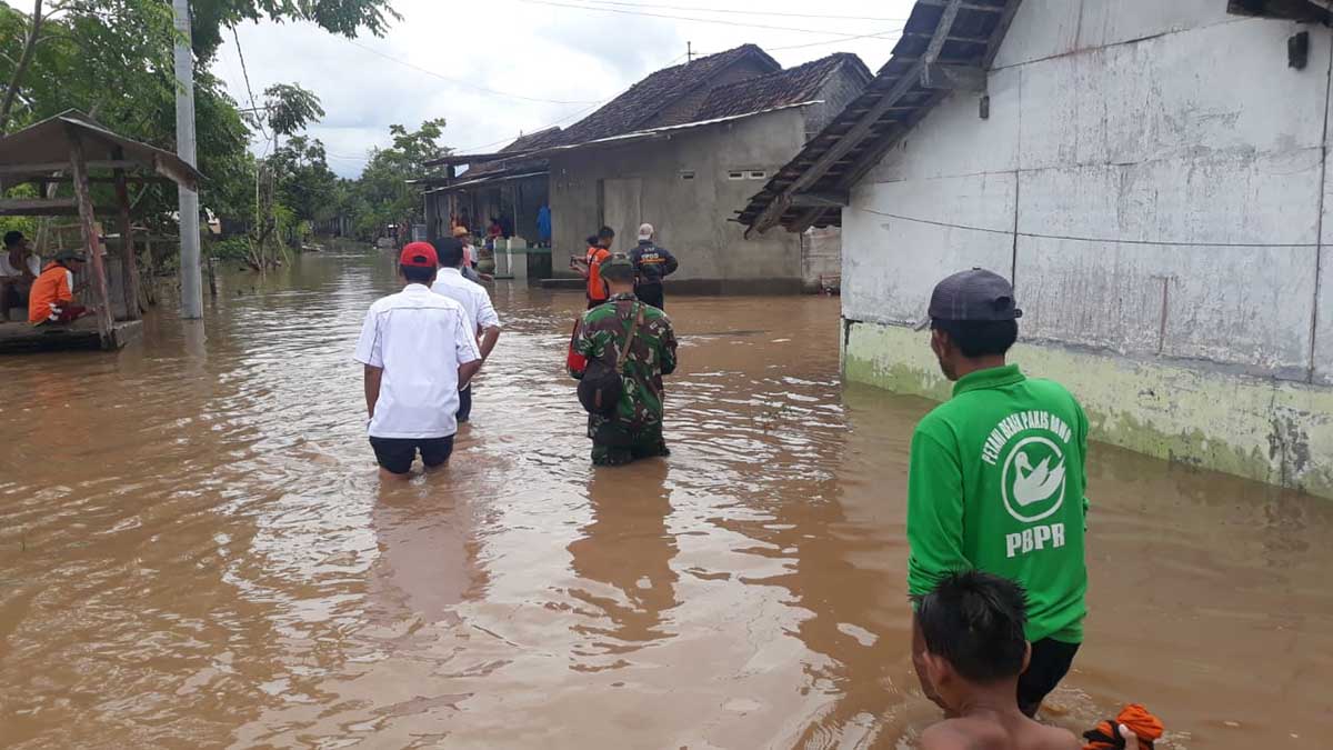 Pasca Dilanda Banjir, Warga Lingkungan Kelurahan Sumberejo Mulai Beraktivitas