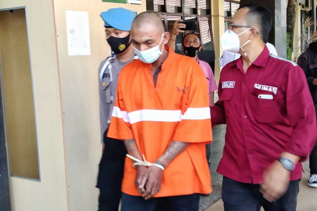 Pelaku SH tega menusuk istri pertama. (jaz) - Rebutan Anak, Suami Tusuk Istri Pertama di Rumah Istri Kedua