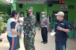 Pelanggar diberikan masker setelah menerima sanksi. (ist) - Operasi Yustisi Sawojajar Jaring 10 Pelanggar